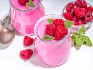 Рецепта Крем десерт от разбити белтъци със захар и ягоди и малини в чаши